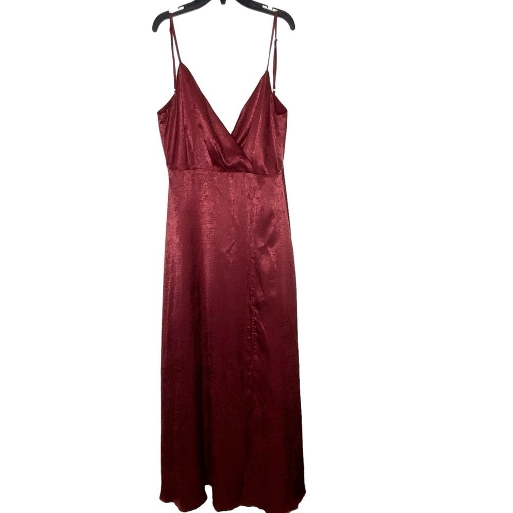 Lulus sleeveless maxi dress with front split. V neckline. Size M